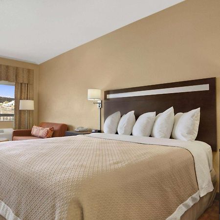 Days Inn By Wyndham Глоуб Екстериор снимка